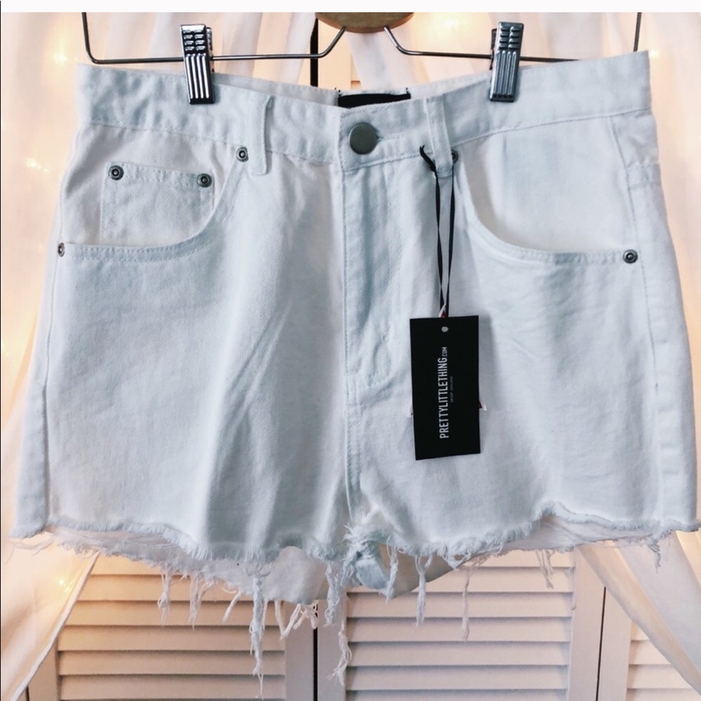 ✨BRAND NEW white distressed mom shorts✨